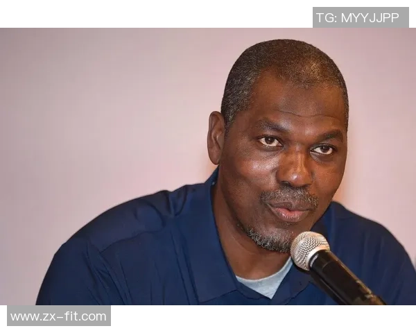 90年代的榜首中锋是奥拉朱旺，奥尼尔真实的巅峰期很短