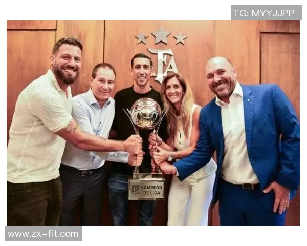 喜从天降!37岁迪马利亚在办公室拿奖:生计37冠仅逊1人 15场10球